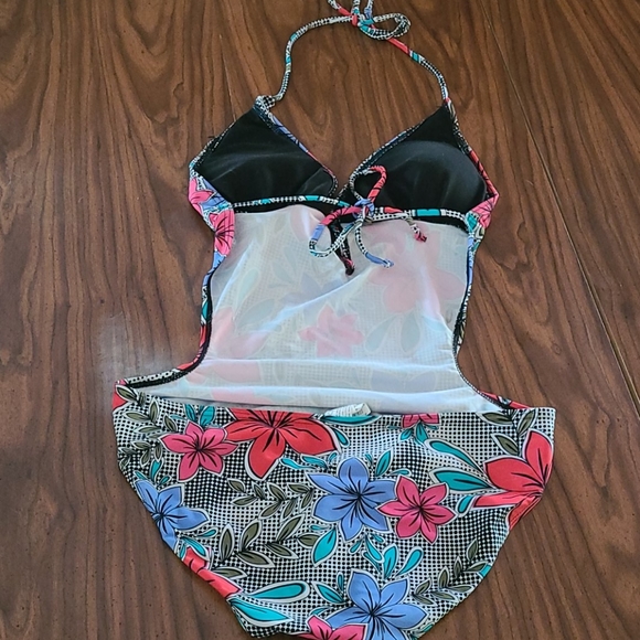 Swimsuit - Picture 2 of 2